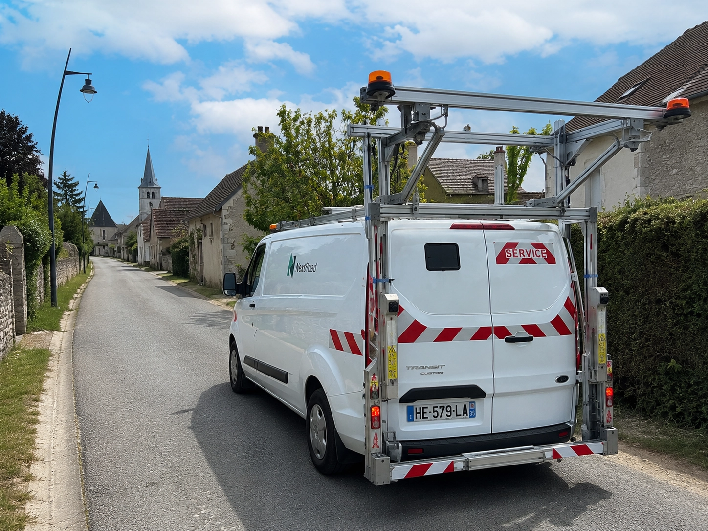 Véhicule équipé d'un système de relevé mobile pour l'inventaire et la collecte de données de voirie.
