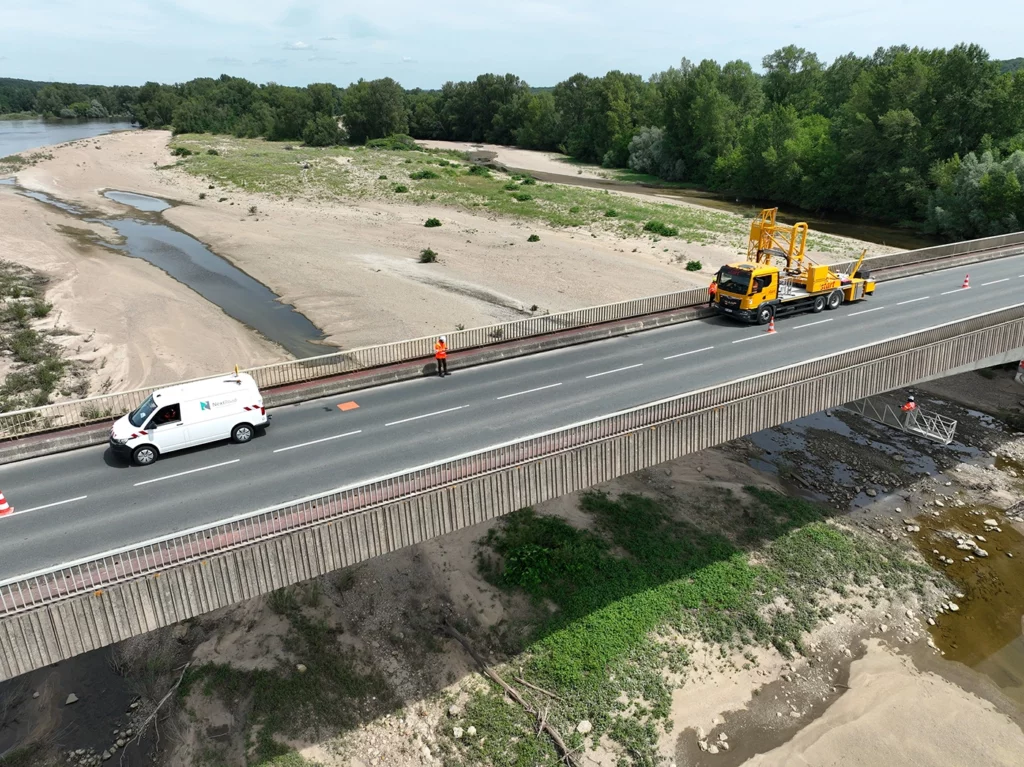Intervention technique sur un pont dans le cadre d'une inspection d'ouvrage d'art.